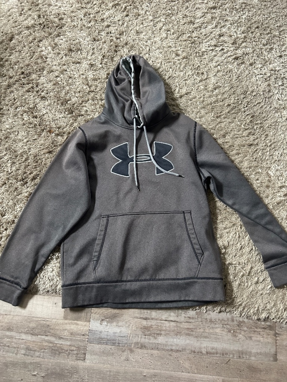 Men’s M Under Armour hoodie